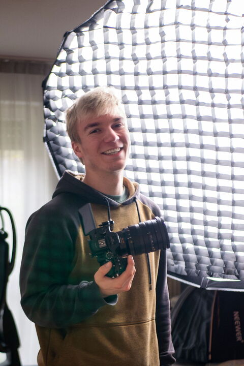 Arne Görlitz, Videograf aus Stuttgart, bei einem Videodreh mit Kamera und Lichtequipment für Clipit Media