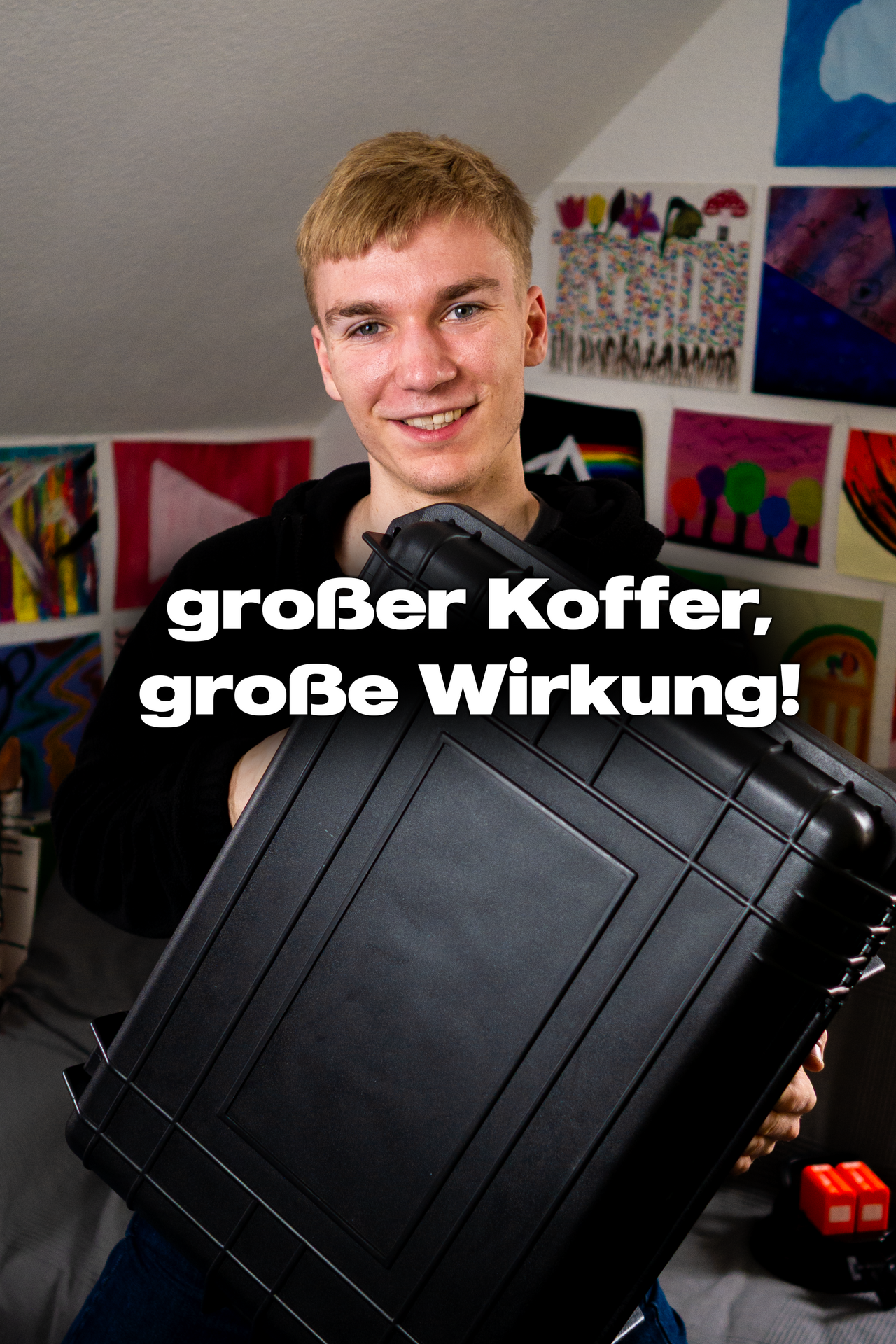 Arne Görlitz hält einen schwarzen Hartschalenkoffer, dazu der Text große Koffer, große Wirkung