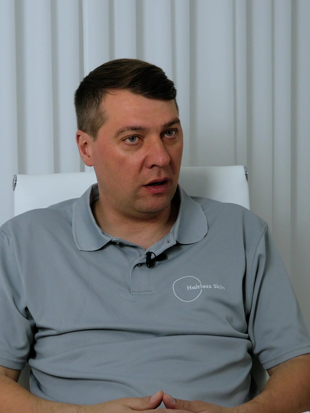 Ole-Martin Hillig im grauen Poloshirt im Interview über Imagefilme