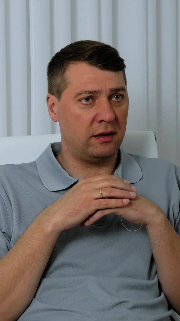 Ole-Martin Hillig im grauen Poloshirt im Interview über Kundenvideos, die Hände vor sich gefaltet