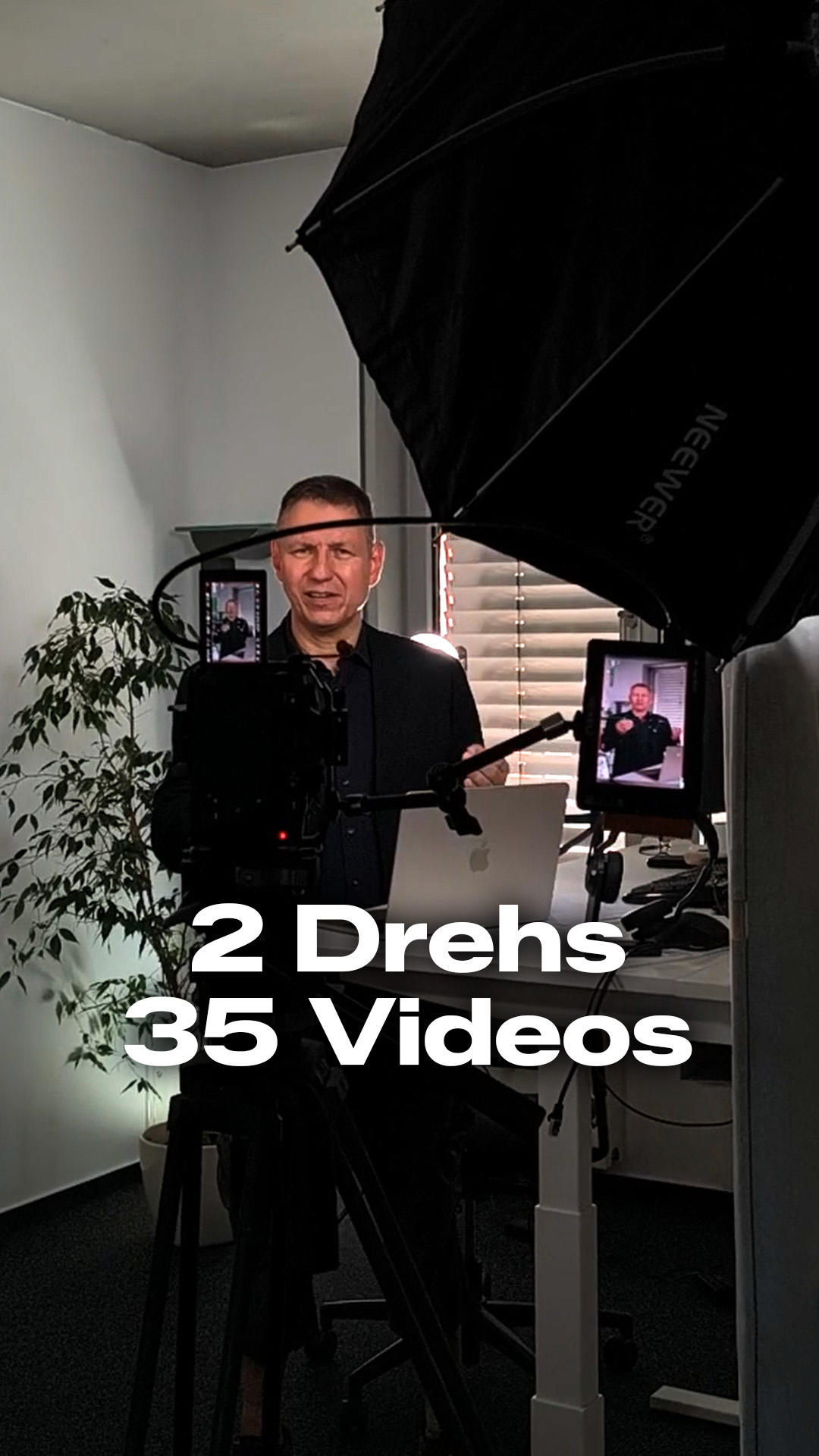 Mann vor einem Dreh-Setup mit Softbox, Kamera und Bildschirm, dazu der Text 2 Drehs, 35 Videos