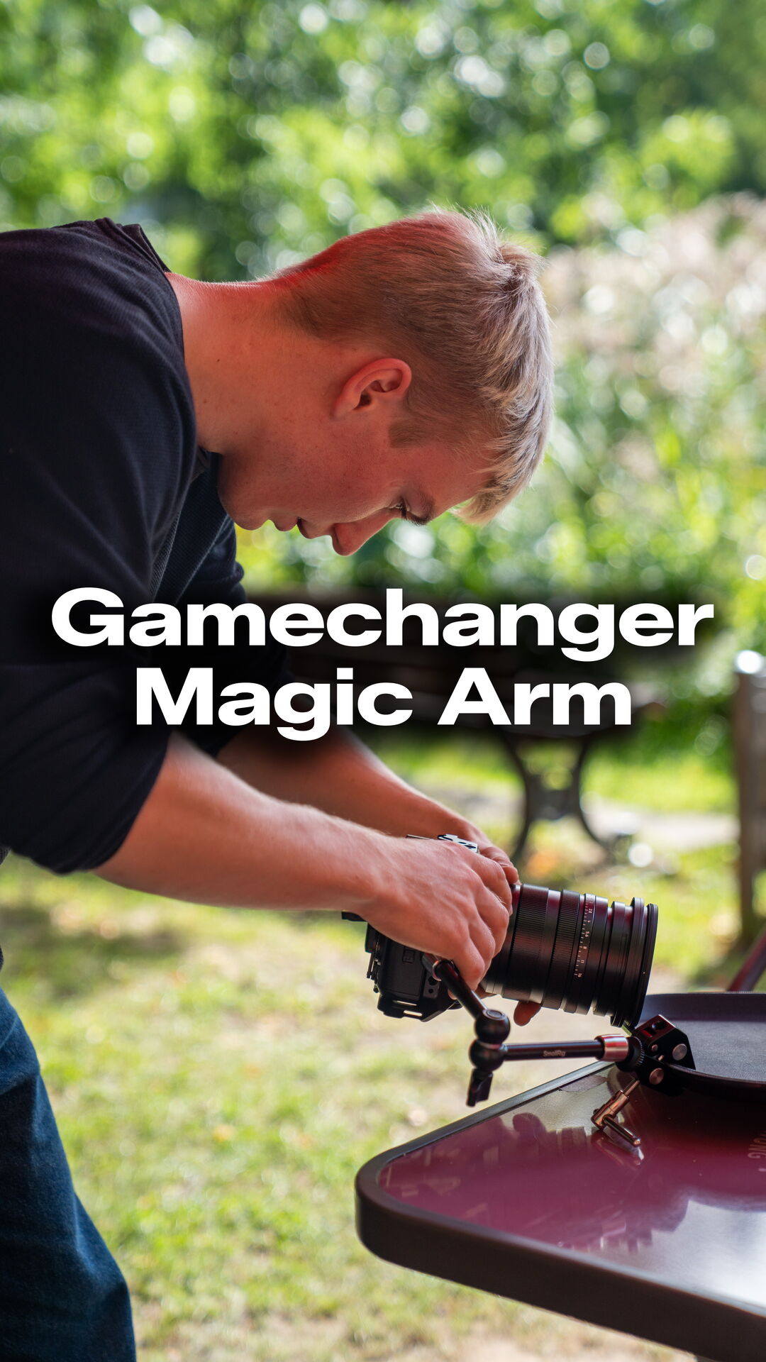 Arne Görlitz befestigt eine Kamera an einem Magic Arm auf einem Tisch im Freien, dazu der Text Gamechanger Magic Arm